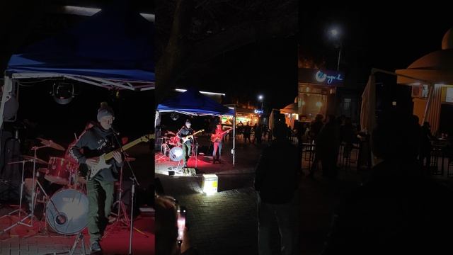 Геленджик набережная - батарейка - уличные музыканты смотреть онлайн