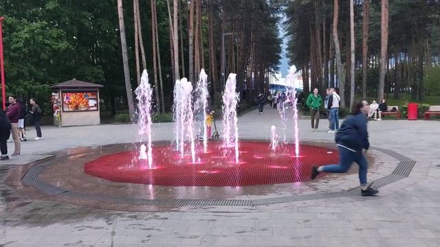 Наконец-то заработал фонтан в Парке Победы смотреть онлайн