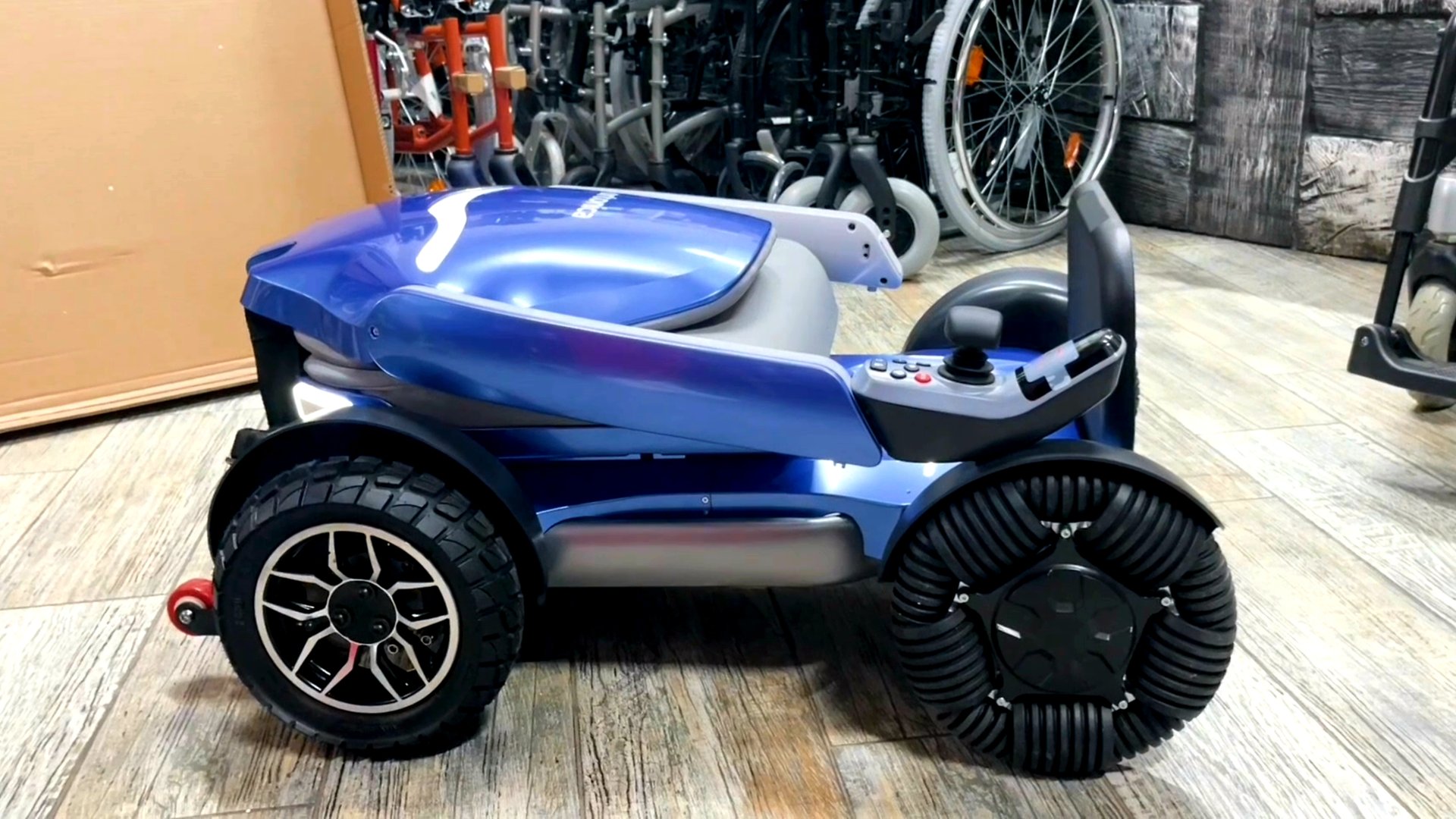 РАСПАКОВКА✔ КОЛЯСКИ ORTONICA PULSE 750 - ЭЛЕКТРИЧЕСКАЯ КОЛЯСКА НОВОГО ПОКОЛЕНИЯ💫 смотреть онлайн