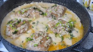 Самое вкусное второе блюдо, курица во вкуснейшем соусе. Соус к гарниру...другого не надо.