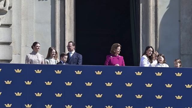 Prince Julian of Sweden steals the show at the Kings birthday - wonderful video смотреть онлайн