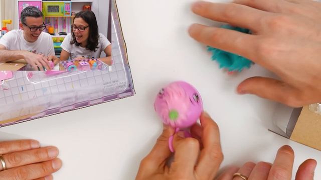 BANANAS SERIE 2, POOPAROOS Familyroos e Disney Doorables смотреть онлайн