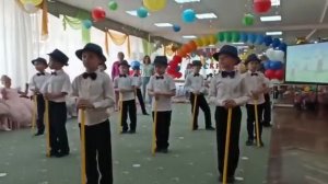 Танец джентельменов со шляпами