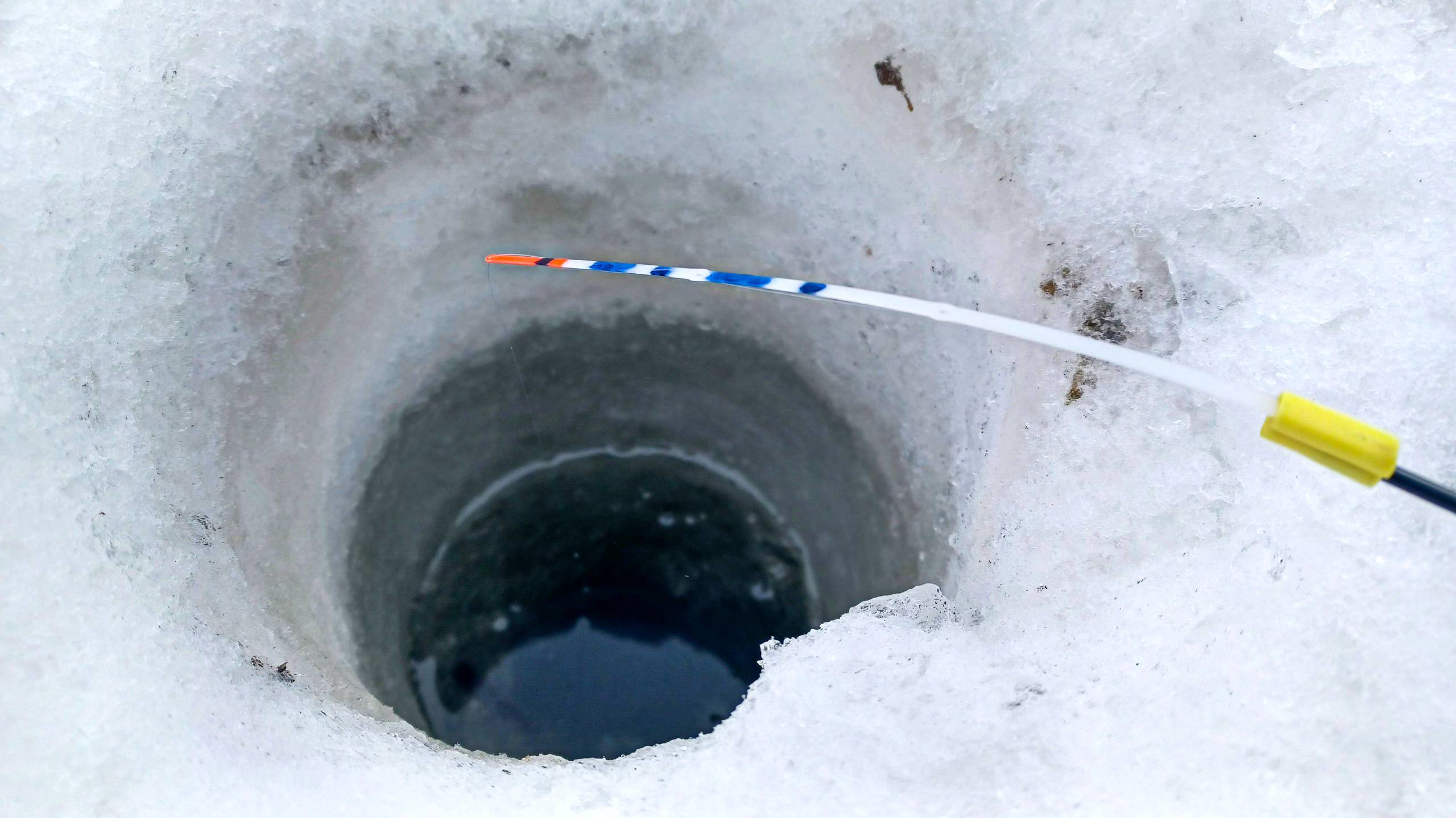 ПОДГЛЯДЕЛ ПРОВОДКУ на безмотылку, НАЧАЛСЯ КЛЁВ. Рыбалка на малой реке зимой смотреть онлайн