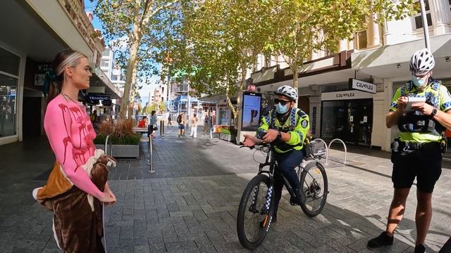 Police Embarrass Topless Vegan in Public смотреть онлайн