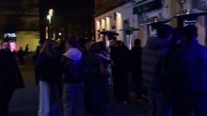 Ночная жизнь Германии ⧸ красивые девушки веселятся после дискотеки в Дюссельдорфе Германия