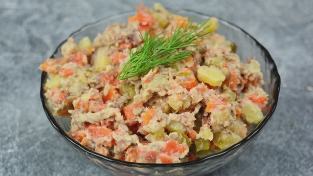 Дешевый и сытный салат из сардин