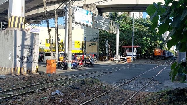 pnr del 918 at pasay road crossing with emu 7 new livery смотреть онлайн
