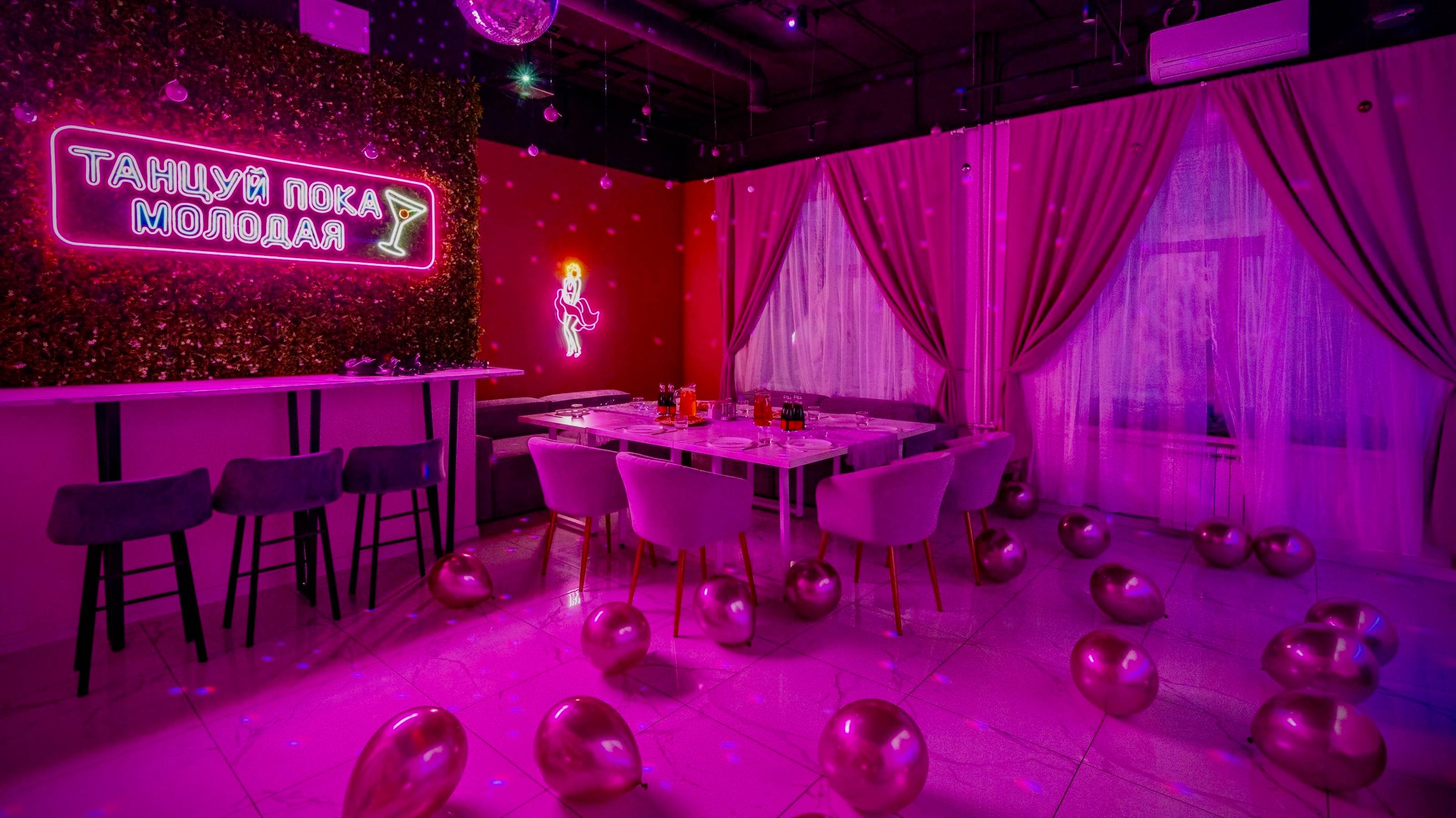 Яркий лофт-зал с караоке: обзор интерьера и дизайна