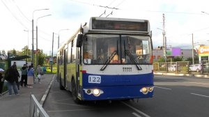 Троллейбус Ярославля ЗиУ-682Г-016.02 борт. №122 маршрут 4 на остановке «ТРЦ «РИО»