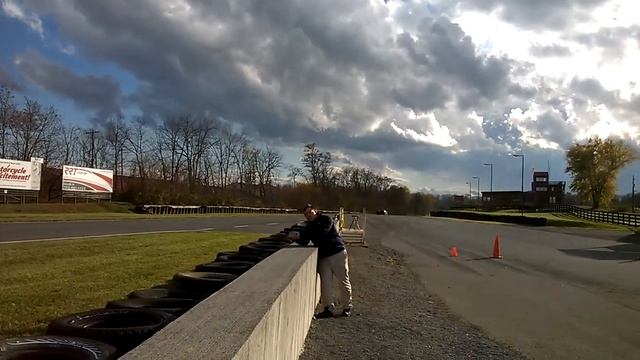 Hot laps in the McLaren 650S смотреть онлайн