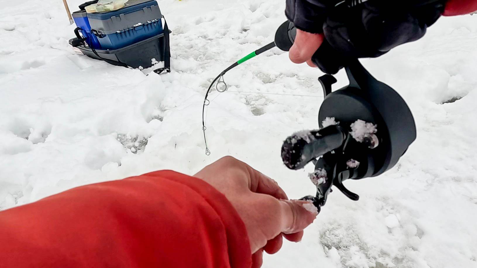 Я НЕ ВЕРИЛ В ЭТУ ПРИМАНКУ ТРИ ГОДА и ПОЖАЛЕЛ. Рыбалка на щуку на малой реке зимой смотреть онлайн