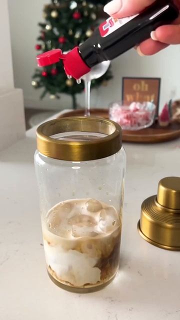 Simple holiday espresso martini recipe to try this weekend 🍸 - Melted chocolate + crushed peppermi смотреть онлайн