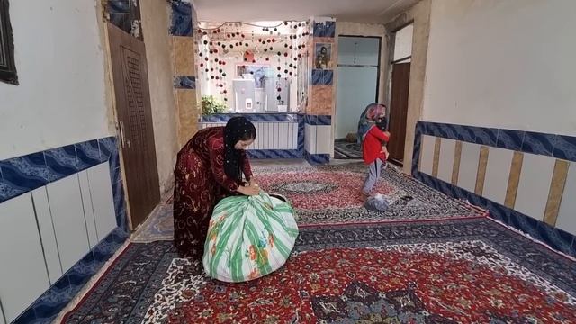 Preparing the house by the mother for Nowruz Eid смотреть онлайн