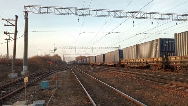 Сдвоенный контейнеровоз под 2ТЭ25КМ-0154 и 2ТЭ116У-0206. Сиверская, Окт, Ж/Д смотреть онлайн