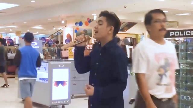 Sumaglit lang si Kuya, nakasungkit ng ilang fans.😁 смотреть онлайн