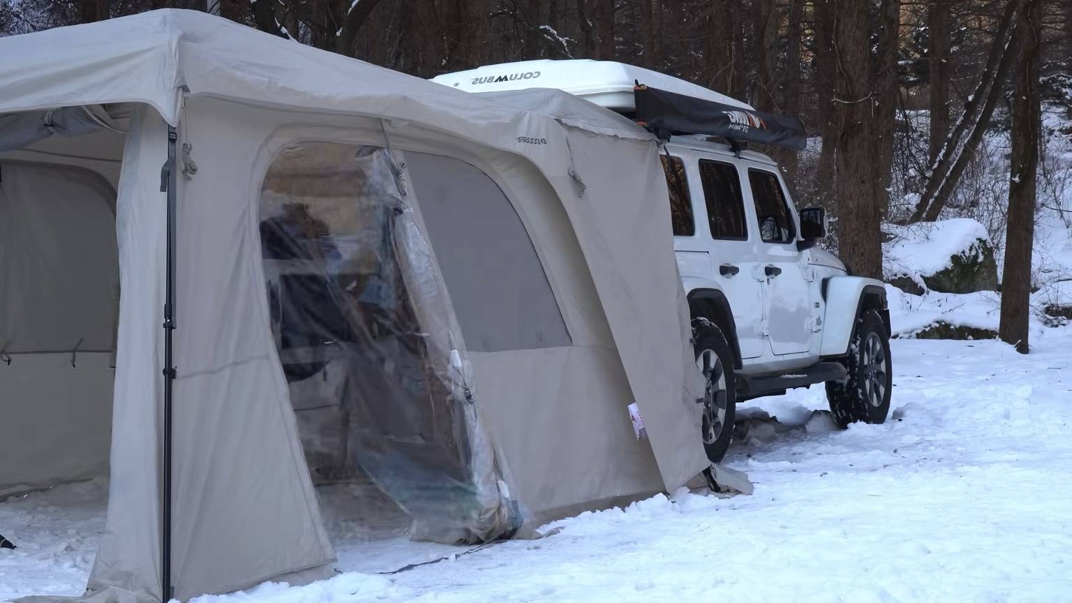 Зимний кемпинг, ночевка в машине, палатка к задней двери авто