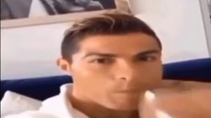 роналду пьет ккофе под музыку