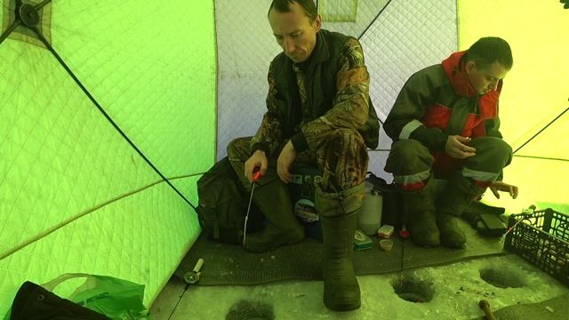 Рыбалка на окуня в феврале: ловля на мормышку и поплавок смотреть онлайн