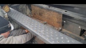 СВАРИЛИ ЯЩИК, СДЕЛАЛИ ПЛАНИРОВОЧНЫЙ КОВШ.mp4