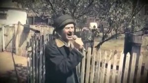 Поёт супер! Сам сочинил и сам поёт!  Как классно!!!!!!!