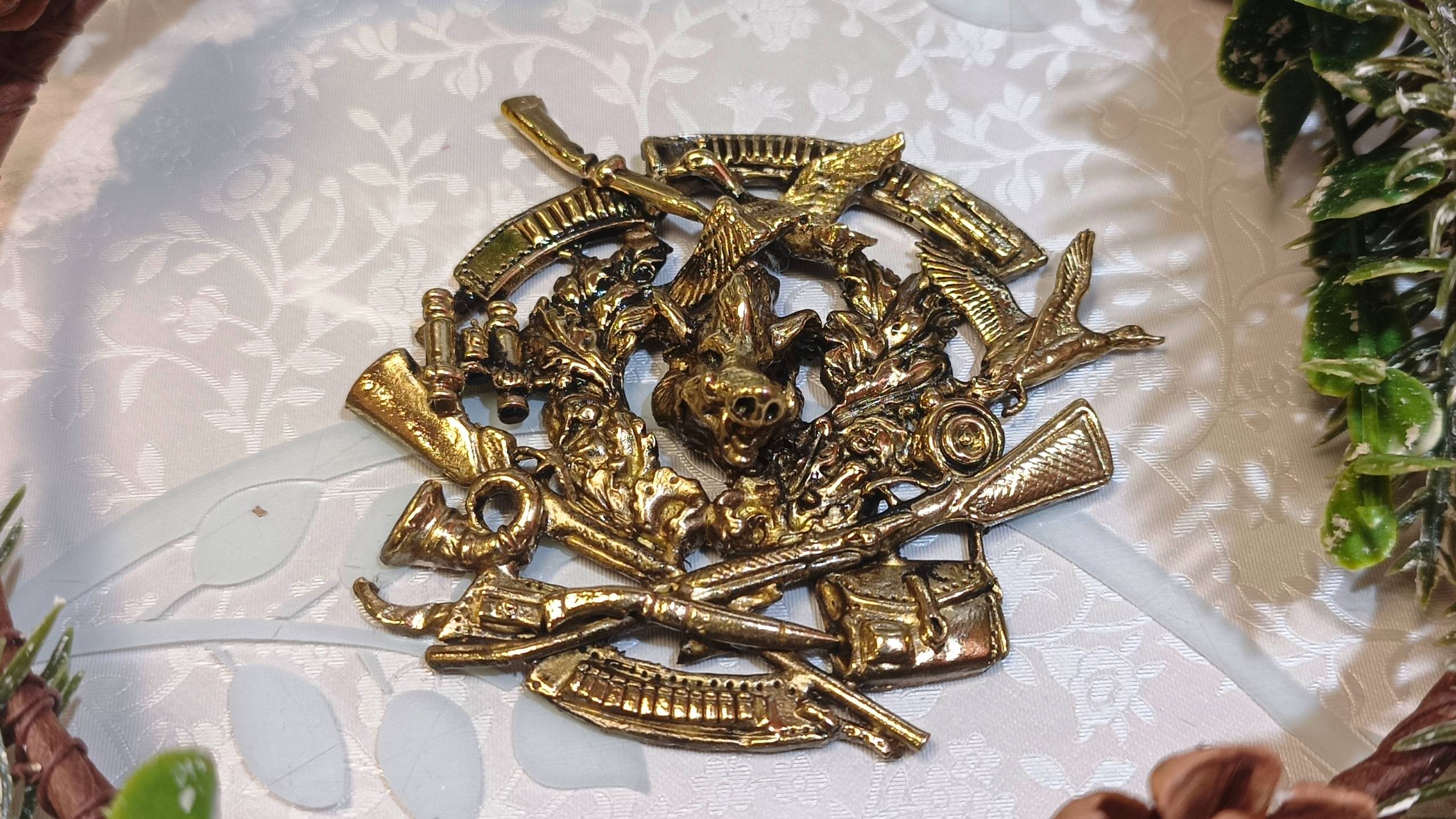 Литая авторская накладка из латуни Охота на кабана