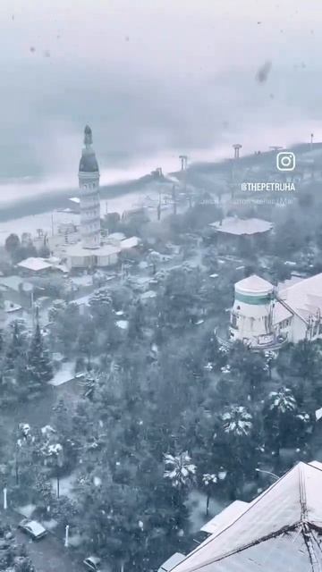 Первый снег который я увидел за год... Это такое счастье 🥰 #snow #sea #batumi #georgia смотреть онлайн
