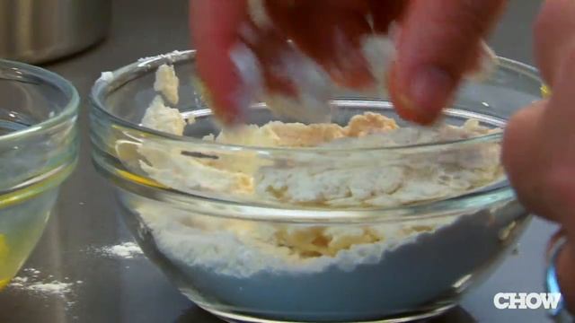 How to Make Risotto Cakes - CHOW Tip смотреть онлайн