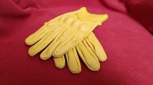 Желтые перчатки