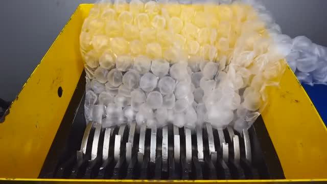 Вы не представляете как трещит лед из холодильника в пакете и трещит игрушки машина ,танк, шар топор смотреть онлайн