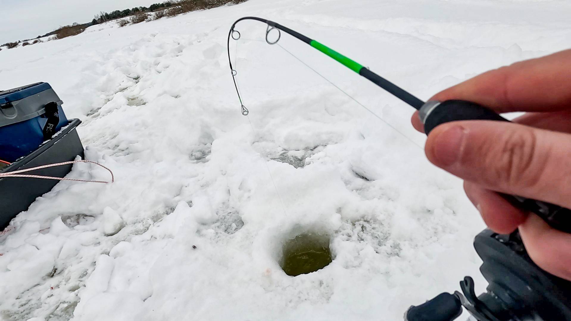 НАШЛИ СТАЮ БЕЛИ а ТАМ и СУДАК НАС ЖДАЛ! Рыбалка на балансир на малой реке зимой со льда смотреть онлайн