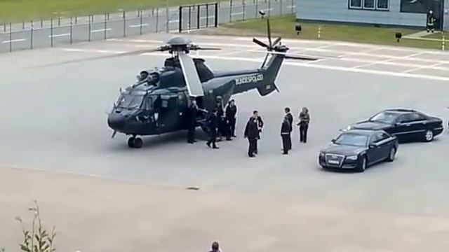 Bundeskanzlerin Fr. Merkel bei der Firma Miele in Gütersloh Landung. смотреть онлайн