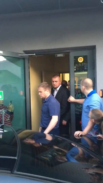 Мот выходит ,с охраной смотреть онлайн