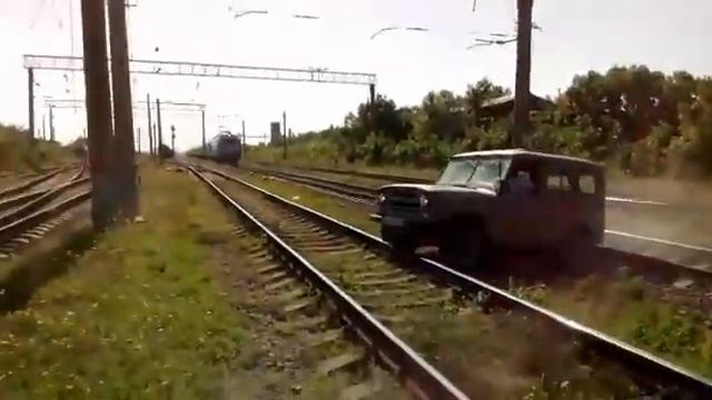 Уаз на ж/д путях. Разлетелся на кусочки. Локомотив VS УАЗа. Ненормативная лексика смотреть онлайн