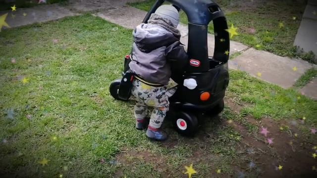 Машинка Cozy Coupe и автозаправка Little Tikes, восторгу Стеффи нет придела👌😉 смотреть онлайн