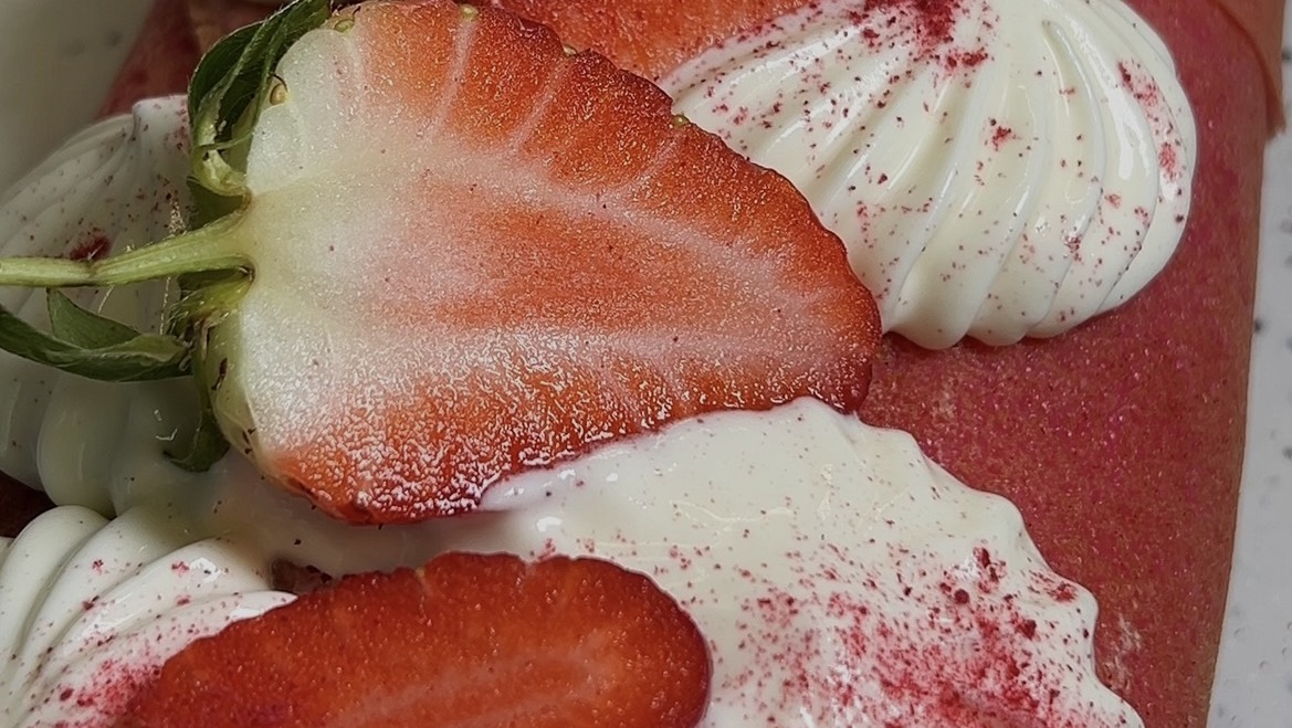 Рулет из розовых блинчиков