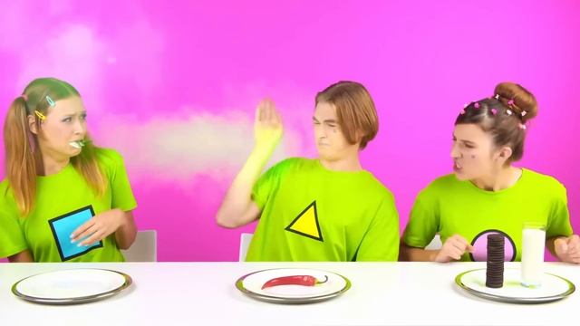 Розовая Еда vs Голубая Еда Челлендж | Смешные Cитуации от MeMeMe Challenge смотреть онлайн