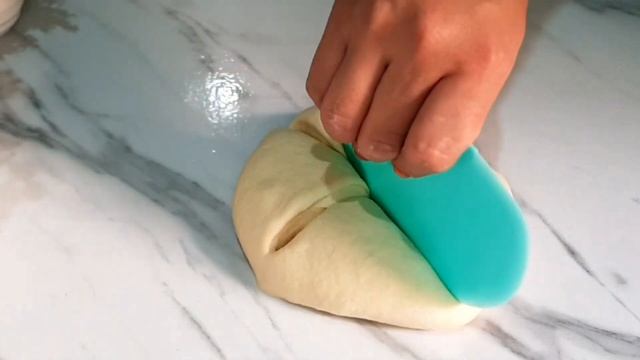 Lorsque vous avez de la farine, du sel et des cuisses de poulet, préparez ce délicieux pain! смотреть онлайн