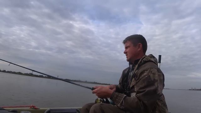 КАК ПОТАЩИЛ! СПИННИНГ ЕЛЕ УДЕРЖАЛ - К ТАКОЙ ПОКЛЁВКЕ Я БЫЛ НЕ ГОТОВ смотреть онлайн