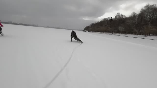 Механизированная Бригада все еще едет по озеру Сенеж.Внезапно два человека разложились на льду. смотреть онлайн