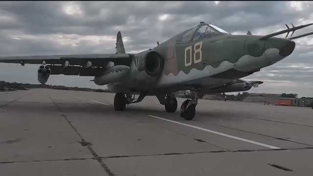 СВО Любэ - Солдат И на рассвете вперёд уходит рота солдат
Уходит, чтоб победить и чтобы не умирать смотреть онлайн