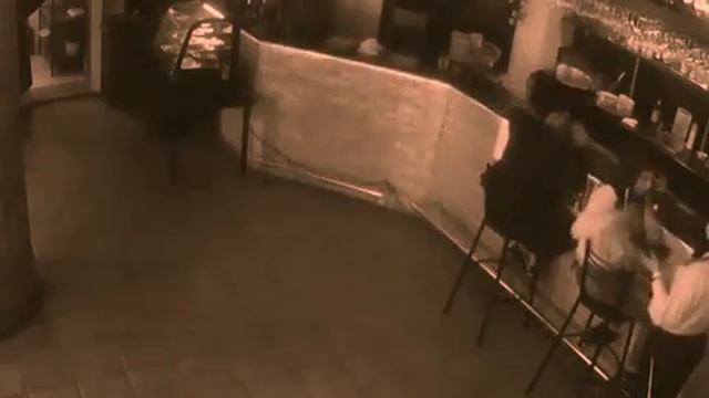 Women waitress in Russia knockdown man when he grab her bottom смотреть онлайн