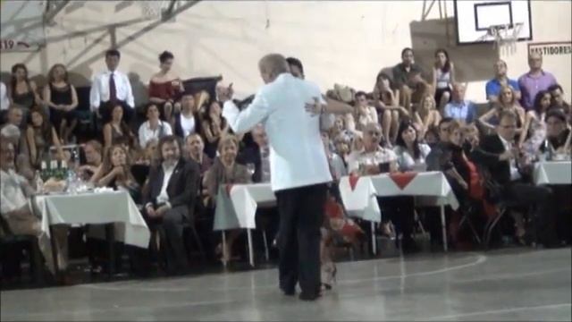 Malee Rodriguez y el Chino Perico bailando el tango MARION en la MILONGA del AÑO en el SUNDERLAND смотреть онлайн
