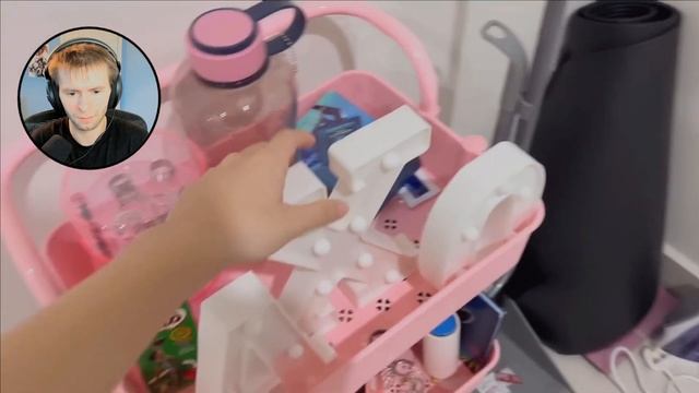 Faline san's DORM ROOM TOUR but everything is pink | REACTION смотреть онлайн