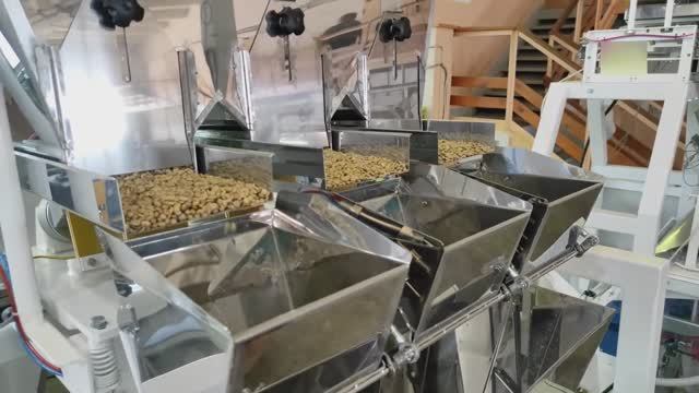 Упаковка кофе в пакет с проваркой граней и плоским дном на упаковочной линии 55Г.31 с трехручьевым смотреть онлайн