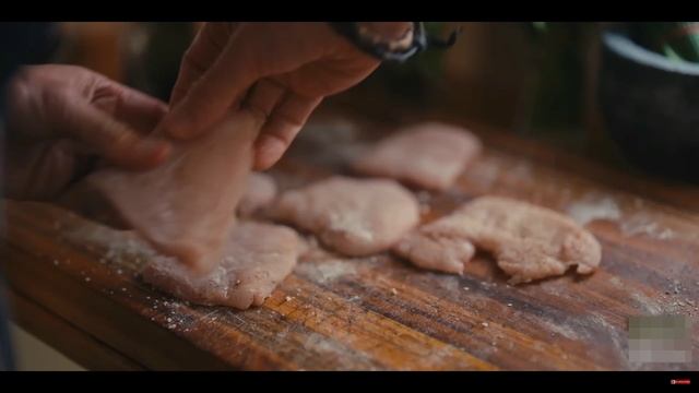 Жареная курица на сковороде с соусом из трав смотреть онлайн