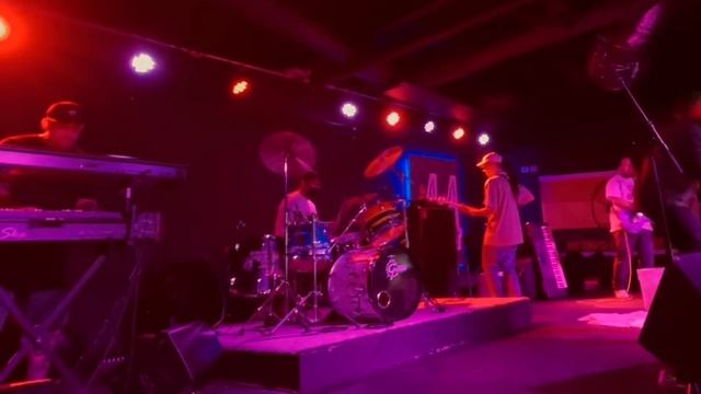 International reggae artist IYA INGI performing One of his hit songs Foundation (Live) смотреть онлайн