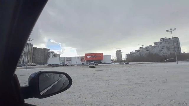 Едем в Hoff, гуляем и идём по надземному переходу возле премьера