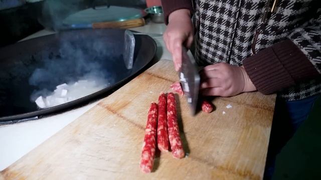 今天的晚餐很驚喜，媳婦偷偷準備了螃蟹，家人吃得開心 смотреть онлайн