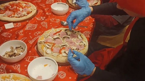 Готовим пиццу в Пицце Фабрике